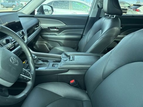 Used 2024 Toyota Grand Highlander XLE image 3