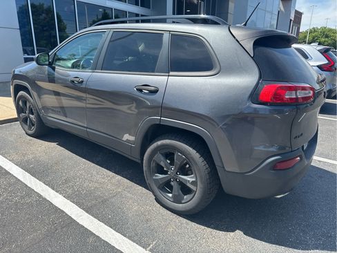 Used 2017 Jeep Cherokee Sport AWD/4WD image 4
