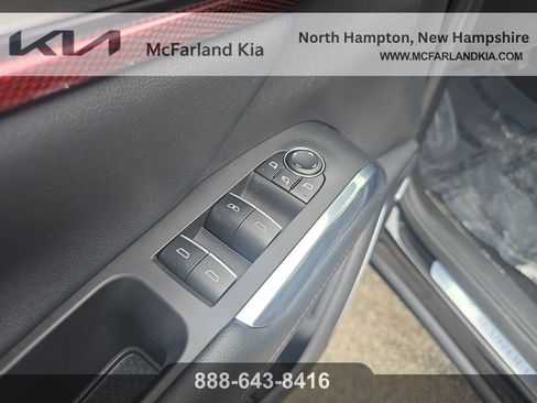 Used 2025 Chevrolet Traverse RS image 12