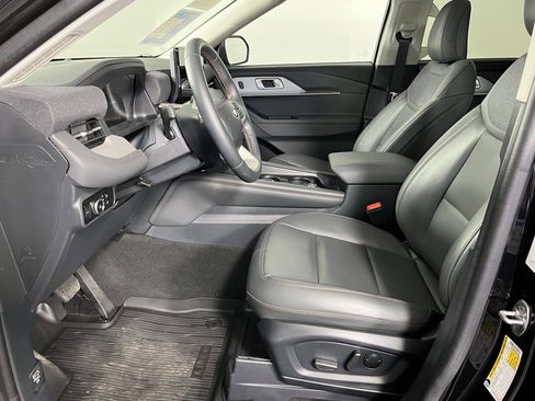 Used 2025 Ford Explorer Active w/ Active Comfort Package image 11