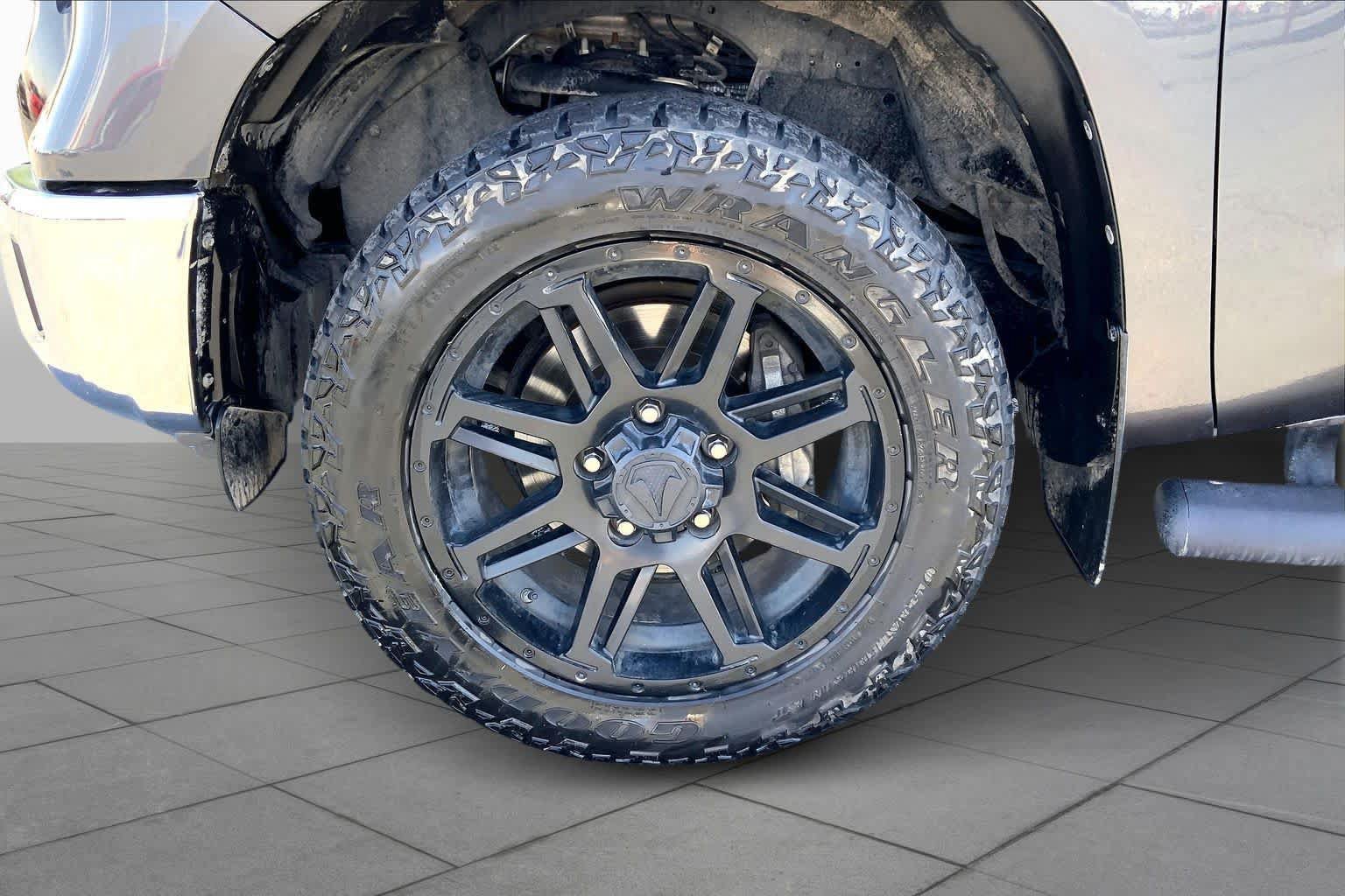 Used 2019 Toyota Tundra SR5 w/ SR5 Upgrade Package AWD/4WD image 11