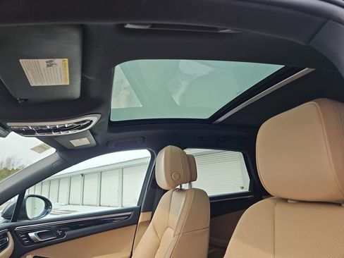 Certified 2025 Porsche Macan image 16