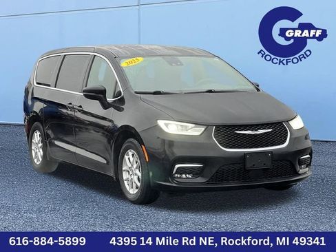 Used 2025 Chrysler Pacifica Select image 1