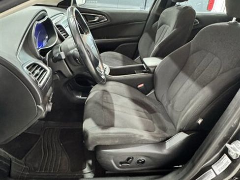 Used 2015 Chrysler 200 Limited w/ Convenience Group FWD image 4