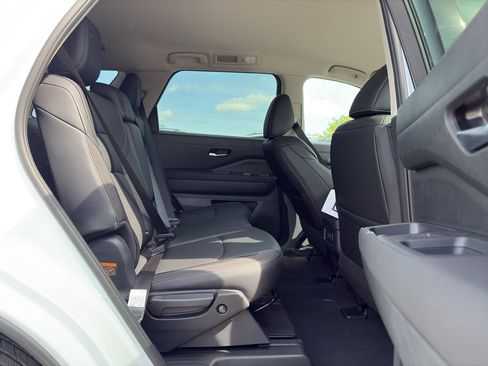 New 2026 Nissan Pathfinder SL image 17