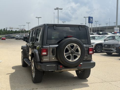 Used 2019 Jeep Wrangler Unlimited Sahara AWD/4WD image 6