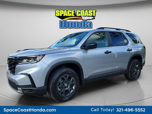 Certified 2025 Honda Pilot TrailSport image 3