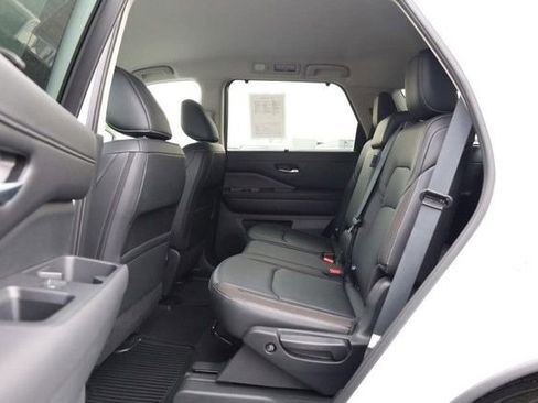 Certified 2025 Nissan Pathfinder SL AWD/4WD image 23