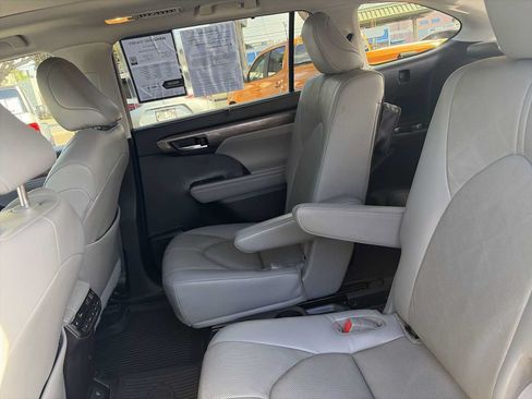 Used 2022 Toyota Highlander Platinum AWD/4WD image 25
