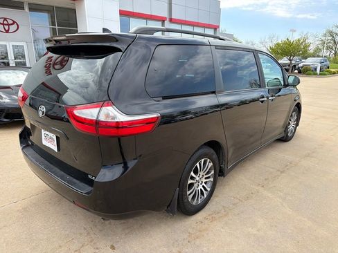 Used 2019 Toyota Sienna XLE w/ XLE Navigation Package FWD image 6