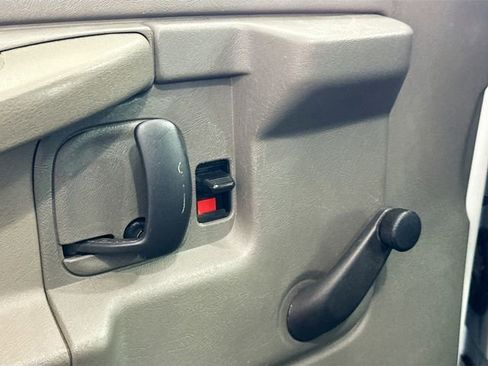 Used 2009 Chevrolet Express 2500 RWD image 17