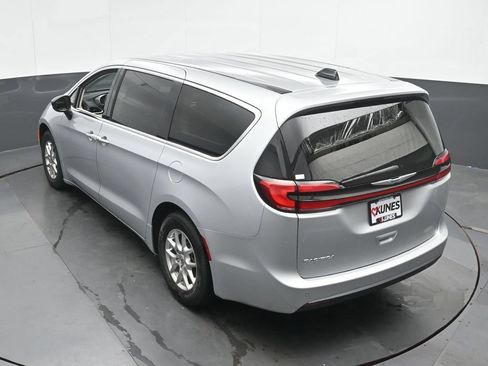 Used 2024 Chrysler Pacifica Touring-L FWD image 38