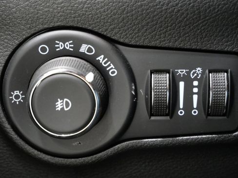 Used 2025 Jeep Compass Trailhawk AWD/4WD image 13