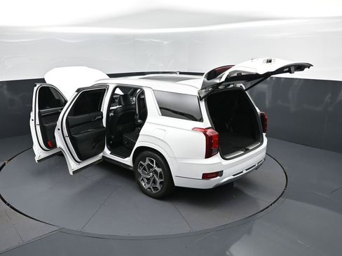 Used 2021 Hyundai Palisade Calligraphy image 2