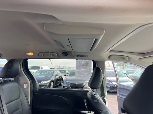 Used 2015 Toyota Sienna SE Premium image 17