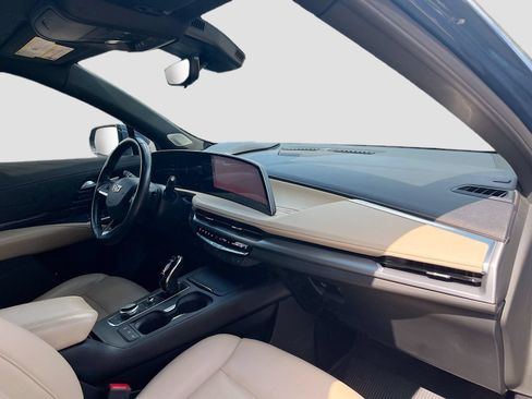 Used 2024 Cadillac XT4 Premium Luxury w/ Technology Package FWD image 31