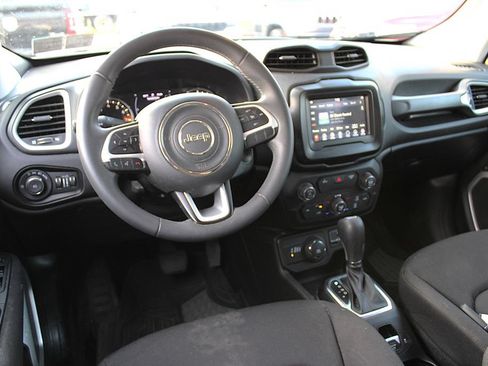 Certified 2018 Jeep Renegade Latitude w/ Popular Equipment Group AWD/4WD image 4