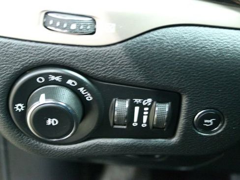 Used 2016 Jeep Cherokee Latitude AWD/4WD image 14