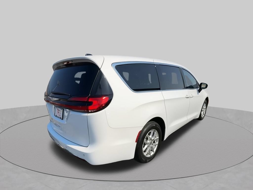 Used 2024 Chrysler Pacifica Touring-L FWD image 10