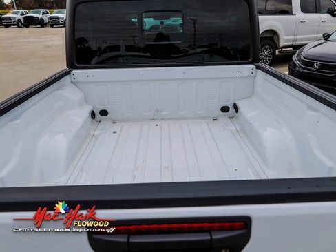 Used 2023 Jeep Gladiator Sport image 8