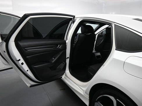 Used 2018 Honda Accord Sport image 15