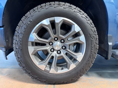 Used 2024 Chevrolet Silverado 1500 High Country w/ Z71 Off-Road Package AWD/4WD image 11