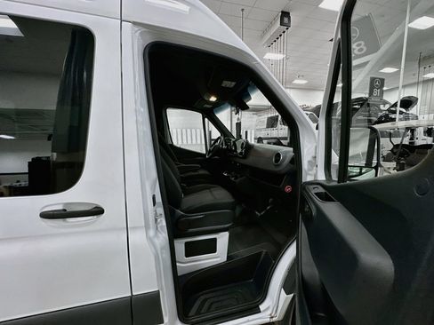 Used 2025 Mercedes-Benz Sprinter 2500 image 28