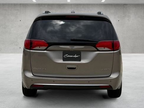 Used 2018 Chrysler Pacifica Limited w/ Tire & Wheel Group FWD image 15