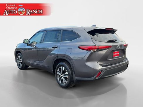 Used 2023 Toyota Highlander XLE AWD/4WD image 3