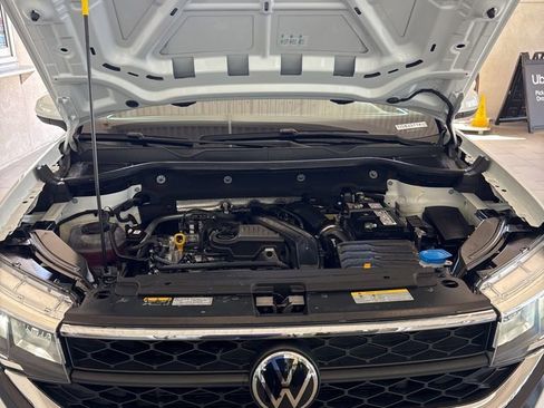 Certified 2022 Volkswagen Taos SE w/ Driver Assistance Package FWD image 17