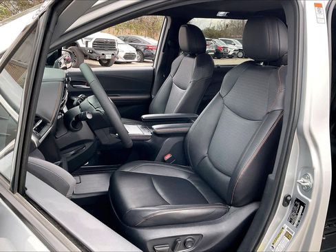 Used 2023 Toyota Sienna XSE image 7