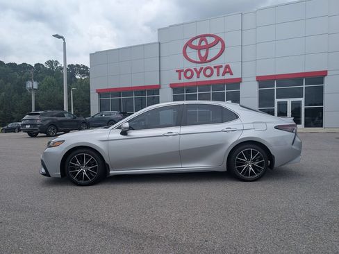 Used 2024 Toyota Camry SE FWD image 2
