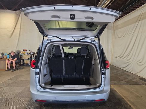 Used 2023 Chrysler Pacifica Touring-L FWD image 19