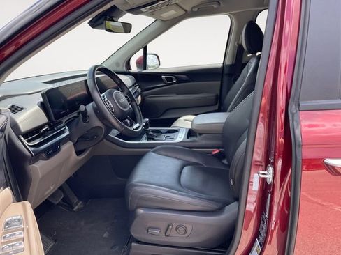 Used 2025 Kia Carnival FWD image 9