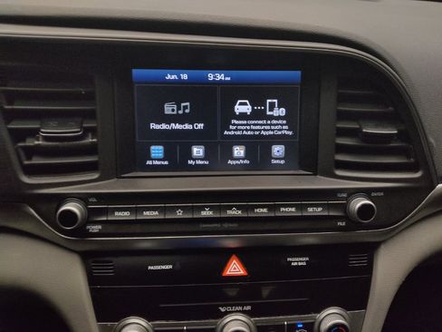 Used 2020 Hyundai Elantra SEL FWD image 25