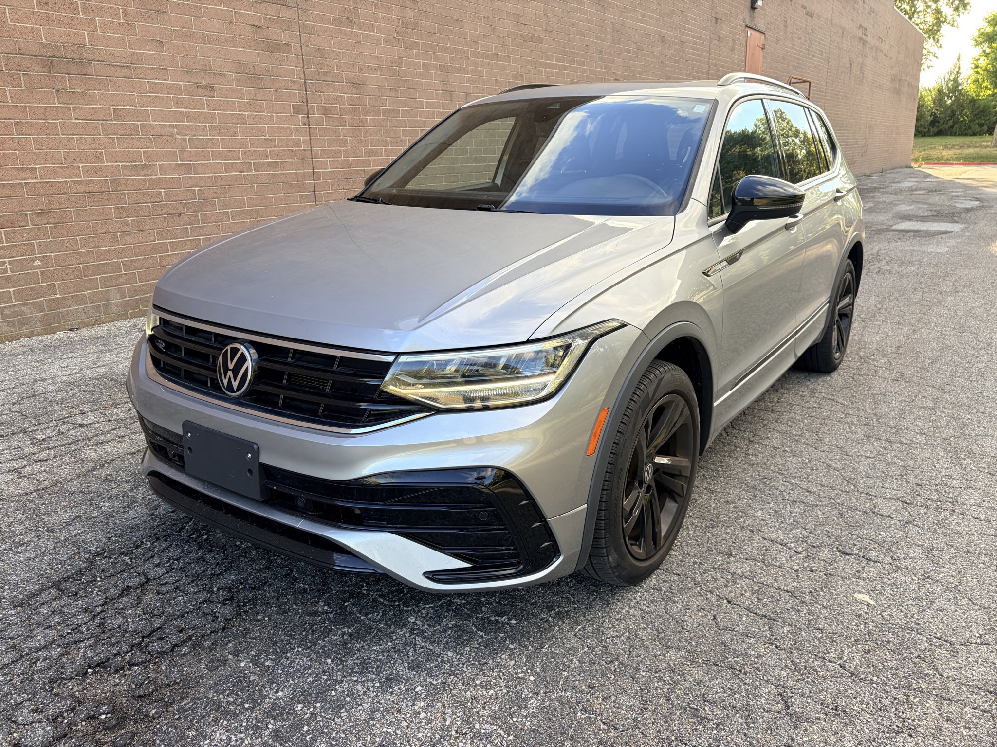 Used 2023 Volkswagen Tiguan SE R-Line FWD image 1
