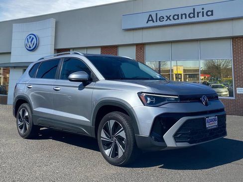 Used 2025 Volkswagen Taos SE AWD/4WD image 1