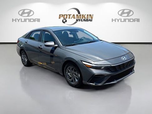 Certified 2024 Hyundai Elantra SEL FWD image 3