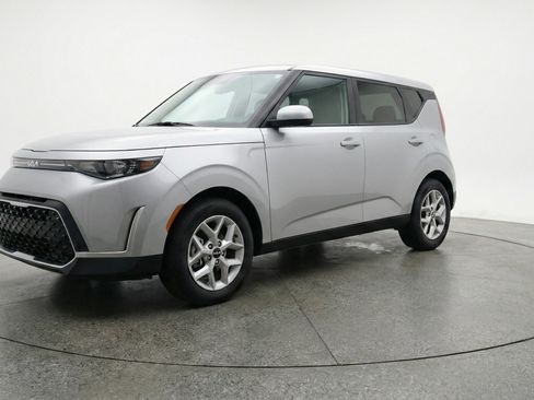 Used 2025 Kia Soul LX w/ LX Technology Package FWD image 3