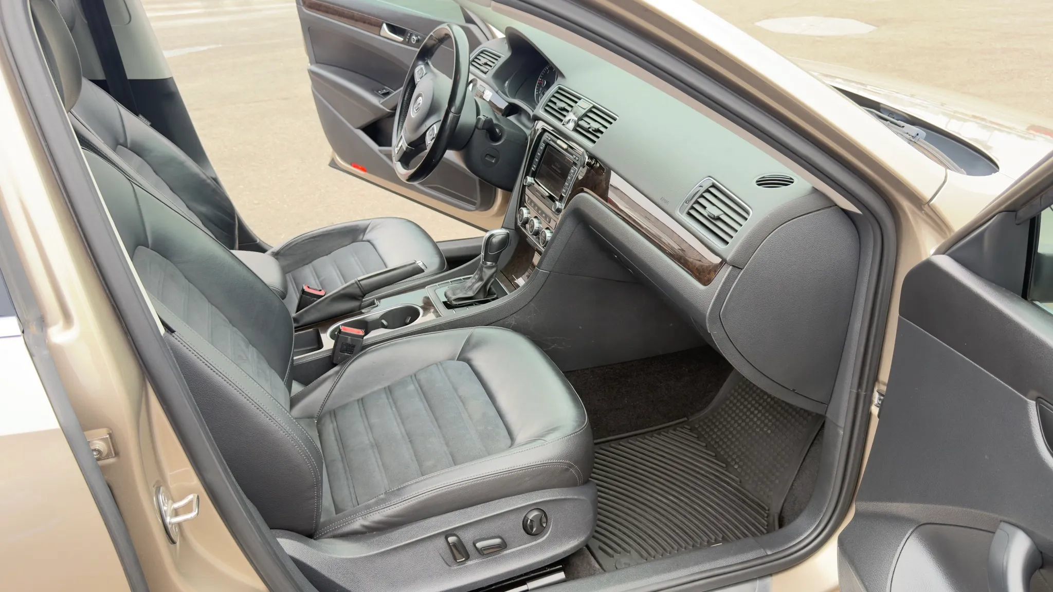 Used 2015 Volkswagen Passat TDI SEL Premium FWD image 13