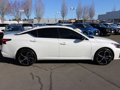 Used 2024 Nissan Altima 2.5 SR image 2