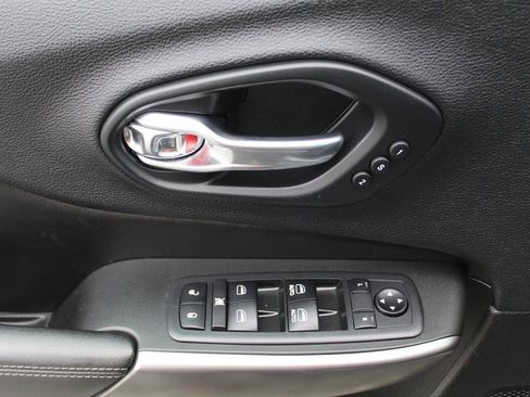 Used 2019 Jeep Cherokee Limited w/ Technology Group image 10