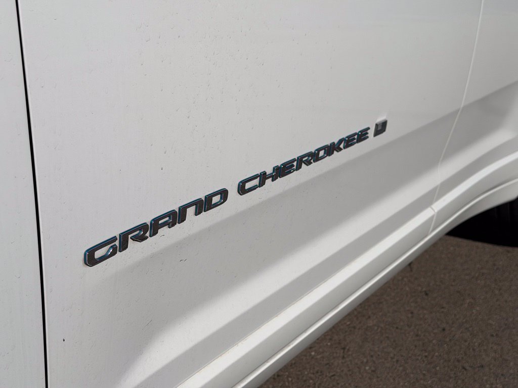 Used 2023 Jeep Grand Cherokee Overland w/ Luxury Tech Group IV AWD/4WD image 8