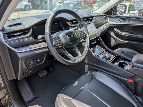 Used 2023 Jeep Grand Cherokee Limited w/ Black Appearance Package AWD/4WD image 13