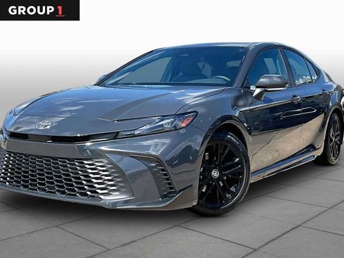 Used 2026 Toyota Camry SE FWD image 1