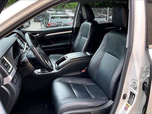 Used 2017 Toyota Highlander XLE AWD/4WD image 8