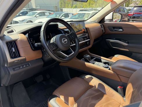 Used 2025 Nissan Pathfinder Platinum AWD/4WD image 16