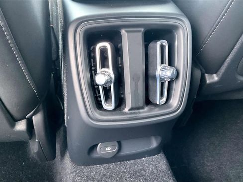 Used 2023 Volvo XC40 Recharge Core image 37