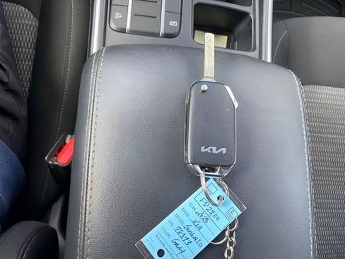 Used 2023 Kia Sorento LX AWD/4WD image 19