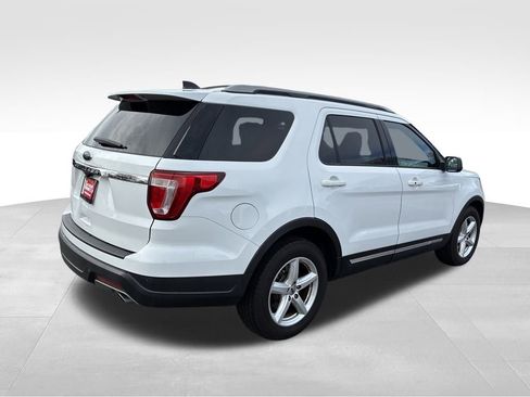 Used 2018 Ford Explorer XLT image 5